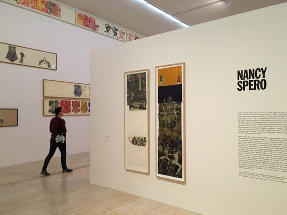 Nancy Spero: Paper Mirror, comisariada por Julie Ault, MoMA PS1, Queens, Nueva York, 2018.