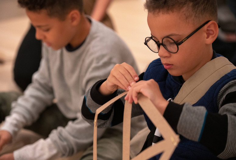 Photo: Manuel Martagon Image description: Participants exploring materials in a Family Gallery Talk