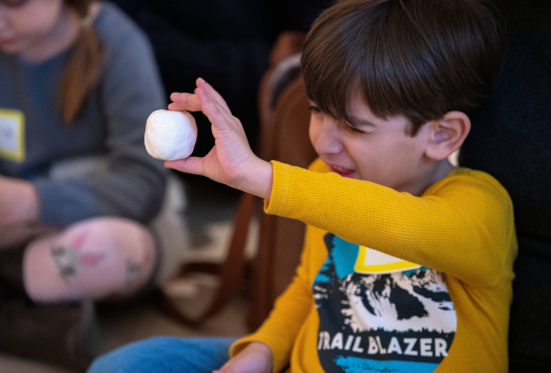 The family program A Closer Look for Kids: How’d They Make That? Materials and Process. Photo: Manuel Martagon Image description: A participant exploring model magic during a Family Gallery Talk