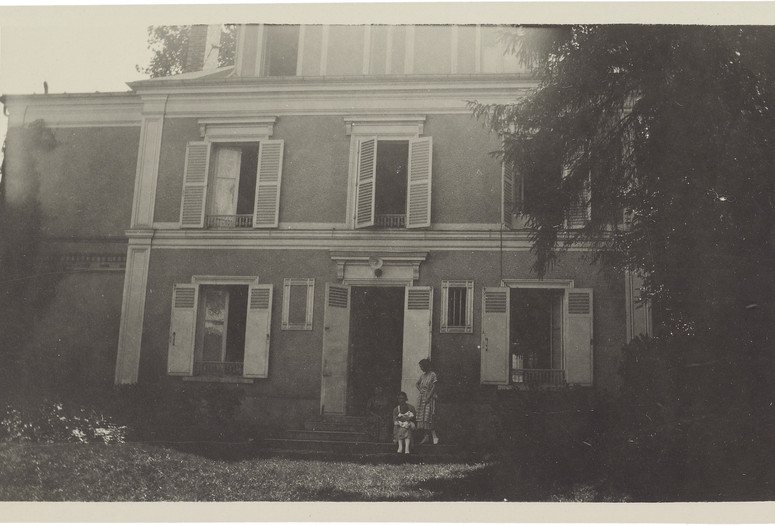 Photographer unknown. Back façade of the house at 33, boulevard Gambetta. Fontainebleau, September 1, 1921. Gelatin silver print. Archives Olga Ruiz-Picasso. Fundación Almine y Bernard Ruiz-Picasso, Madrid © Archives Olga Ruiz-Picasso, Fundación Almine y Bernard Ruiz-Picasso, Madrid
