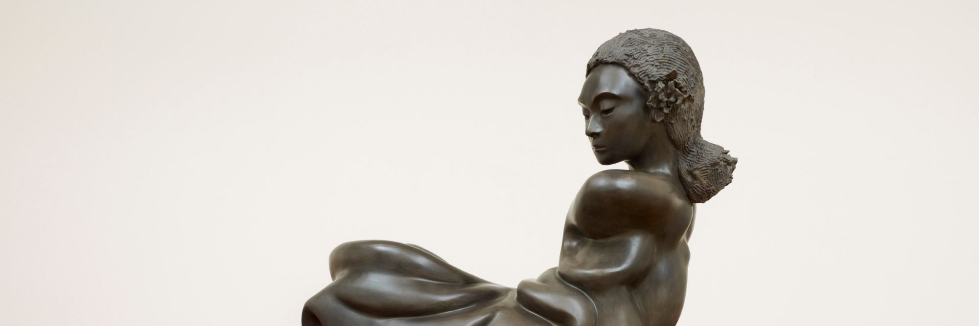 Thomas Schütte. Bronzefrau Nr. 17 (Bronze Woman No. 17). 2006. Patinated bronze on steel table, 80 3/8 × 49 1/4 × 98 1/2″ (204 × 125 × 250 cm). The Art Institute of Chicago. Through prior gifts or bequests of Leo S. Guthman, Fowler McCormick, Albert A. Robin, Marguerita S. Ritman, Emily Crane Chadbourne, Florence S. McCormick, and Judith Neisser; purchased with funds provided by Per Skarstedt; 20th Century Purchase and Robert and Marlene Baumgarten funds. Photo: The Art Institute of Chicago/Art Resource, New York. © 2024 Thomas Schütte/Artists Rights Society (ARS), New York/VG Bild-Kunst, Bonn