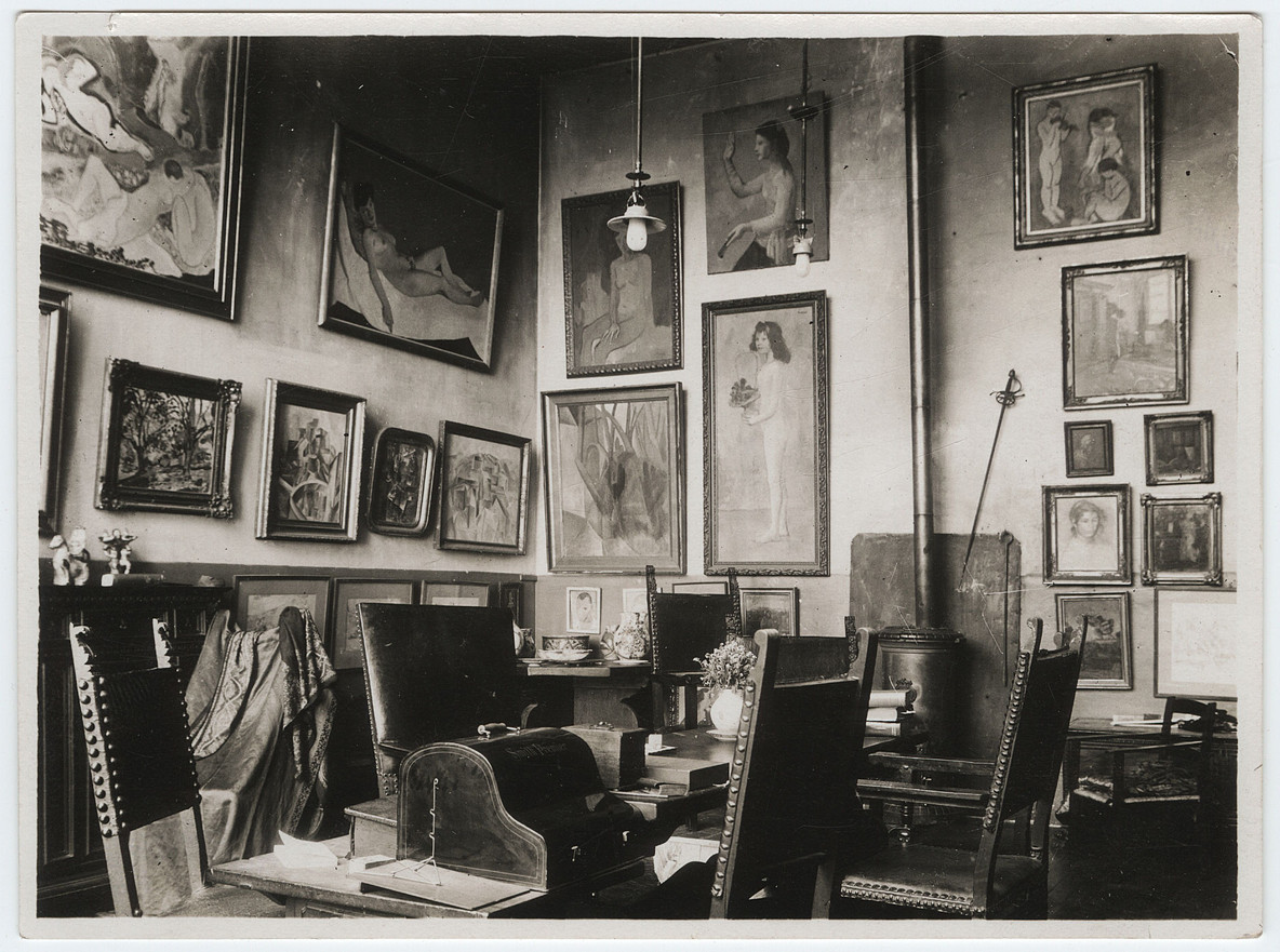 Leo and Gertrude Stein’s apartment on the rue de Fleurus. c. 1910. Gertrude Stein and Alice B. Toklas Papers, Beinecke Rare Book and Manuscript Library, Yale University