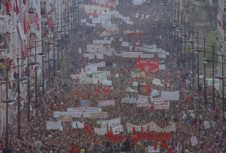 The Guns and the People (As Armas e o Povo). 1975. Portugal. Directed by Manuel Costa e Silva, António da Cunha Telles, Acácio de Almeida, António de Macedo, José de Sá Caetano, António Escudeiro, Henrique Espírito Santo, José Fonseca e Costa, Luís Galvão Teles, Eduardo Geada, Fernando Lopes, Fernando Matos Silva, João Moedas Miguel, João César Monteiro, Glauber Rocha, Elso Roque, Alberto Seixas Santos, Arturo Semedo, João Matos Silva, António-Pedro Vasconcelos). Courtesy Cinemateca Portuguesa – Museu do Cinema
