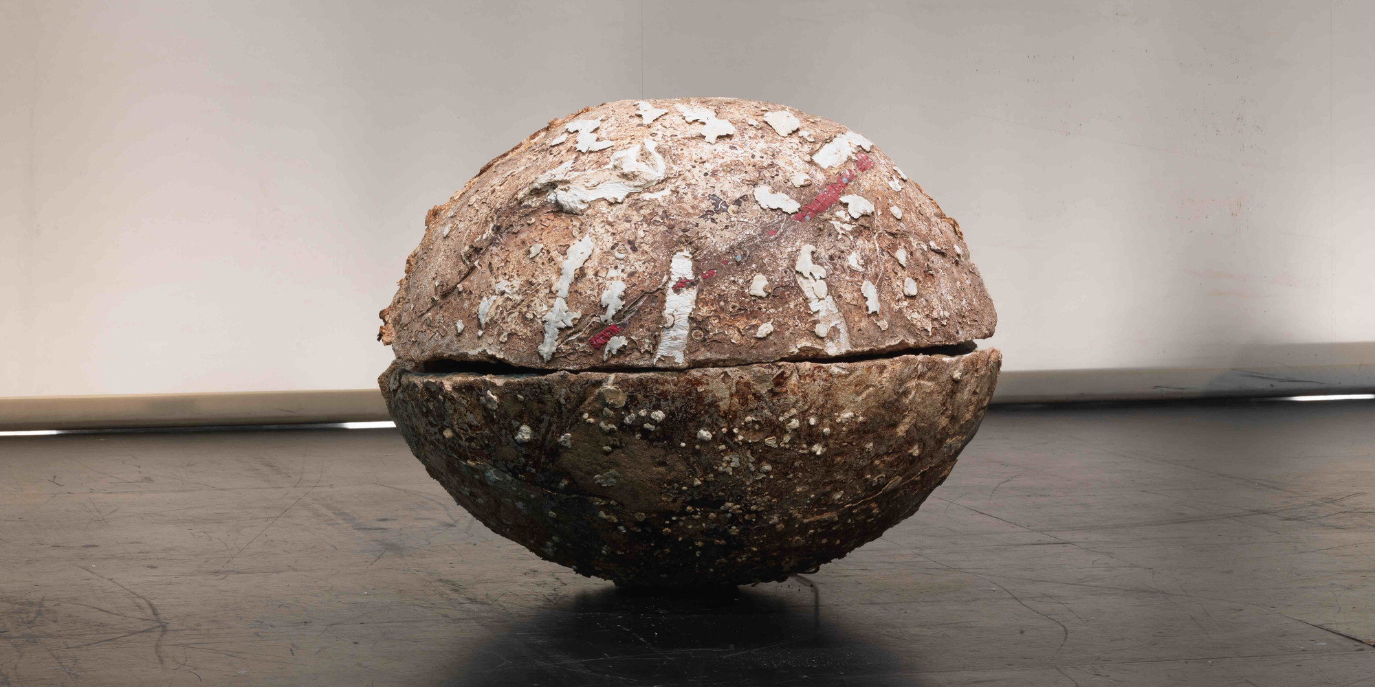 Nour Mobarak. Dafne Phono. Installation view, Municipal Theatre of Piraeus, 2023. Courtesy the artist and Sylvia Kouvali, London/Piraeus. Photo: Stathis Mamalakis