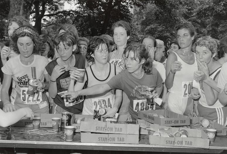 Tod Papageorge. L’eggs Mini Marathon. 1979. The Museum of Modern Art, New York. Gift of Robert L. Smith. ©️ 2024 Tod Papageorge