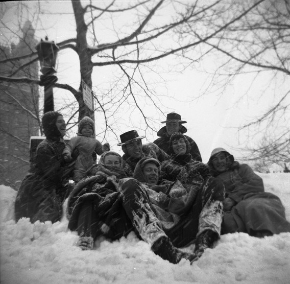 Delphine Seyrig, Duncan Youngerman, Lenore Tawney, Gerry Matthews, Ellsworth Kelly, Robert Indiana, Dolores Matthews, and Agnes Martin in Jeannette Park at Coenties Slip, New York, 1958