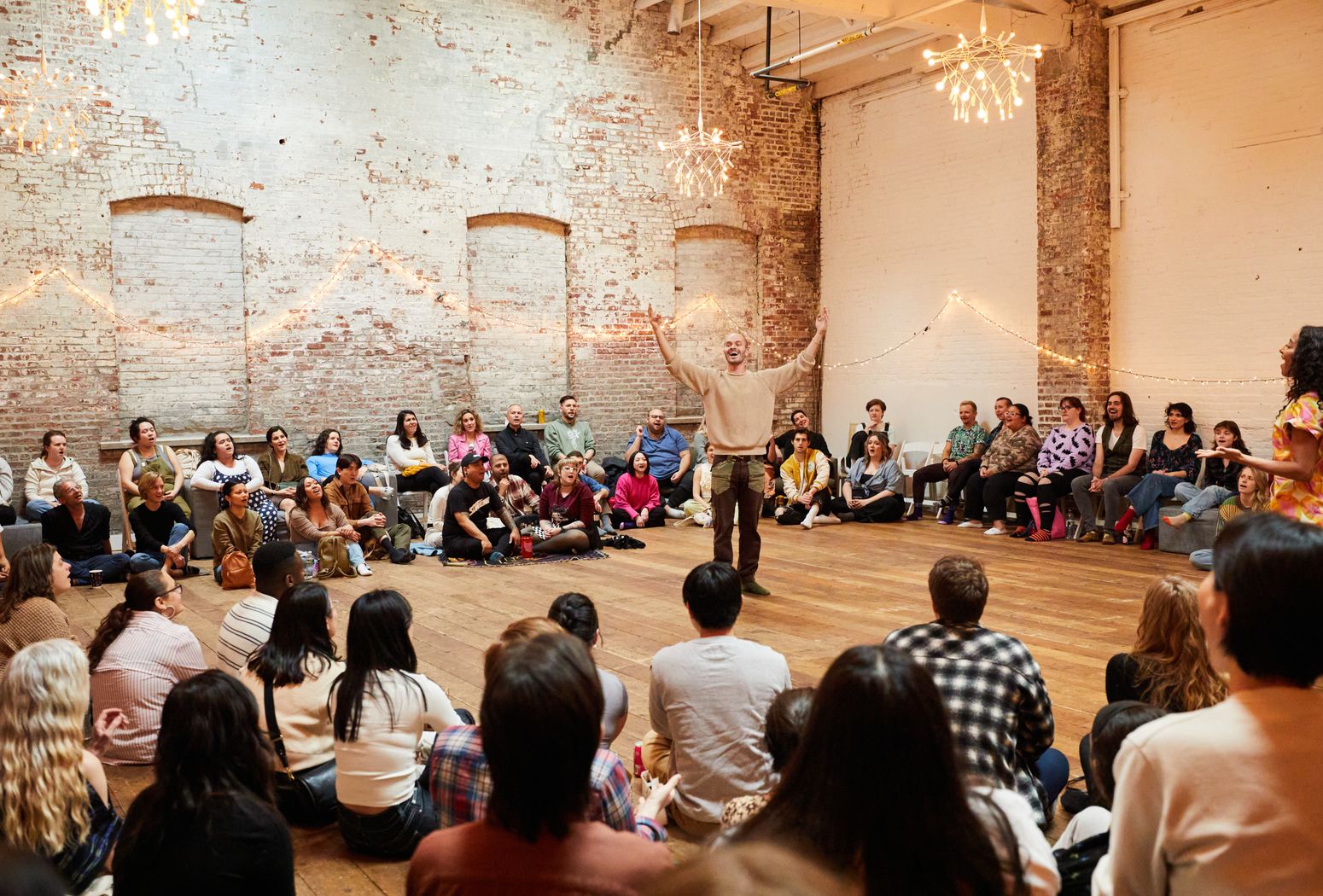 Facilitador guiando una experiencia de canto improvisado en círculo