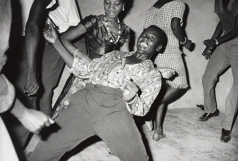 Malick Sidibé. Regardez-moi! (Look at Me!). 1962. Gelatin silver print, printed 2003. The Museum of Modern Art, New York. Gift of Jean Pigozzi. © 2025 Malick Sidibé. Courtesy of the artist and Jack Shainman Gallery, New York