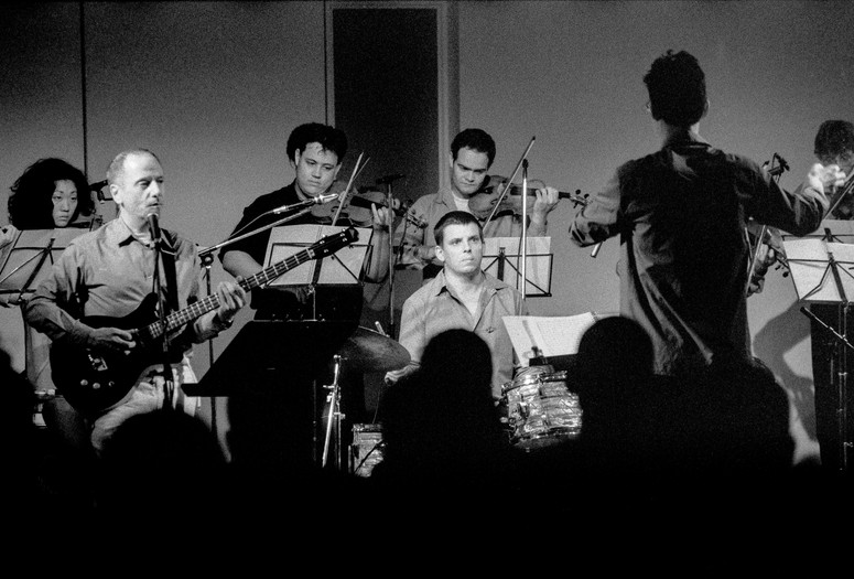Stephen Prina. To the People of Berlin. 2000. Performed at Hamburger Bahnhof, Nationalgalerie der Gegenwart, June 21, 2000. Photo: Johannes Zappe. © Stephen Prina, Freunde Guter Musik Berlin e.V.