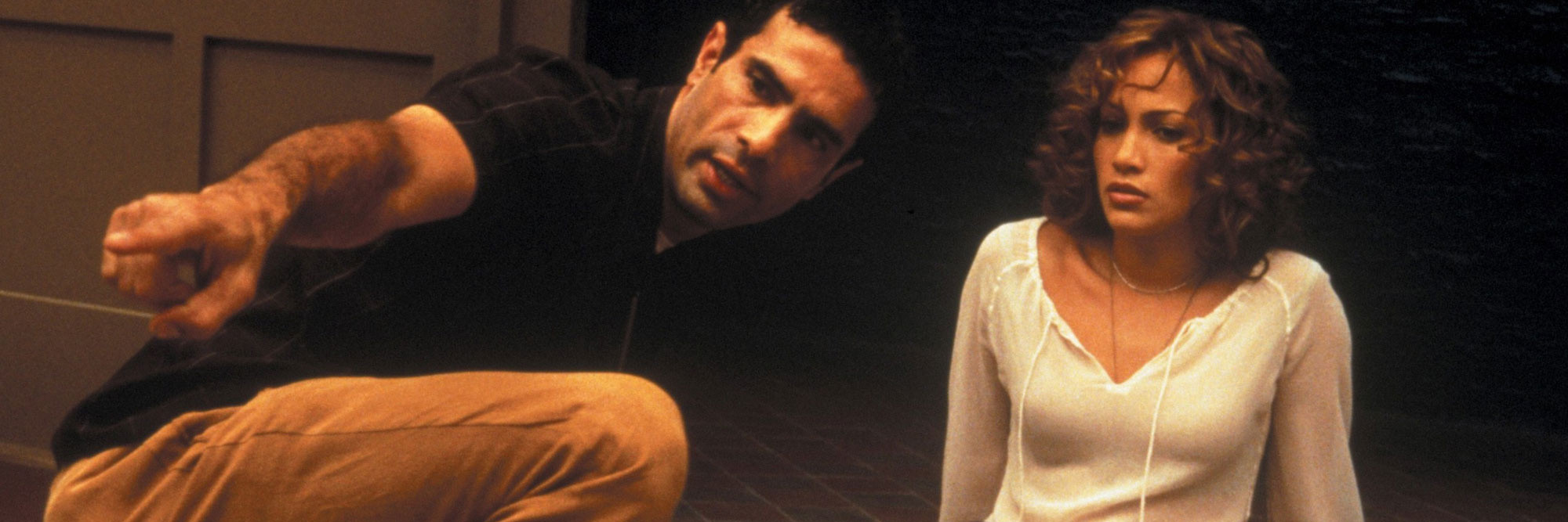 Tarsem directing Jennifer Lopez on the set of The Cell, 2000. Image courtesy of Photofest