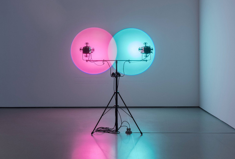 Amalia Pica. Venn Diagrams (Under the Spotlight). 2011. Proyectores y sensores de movimiento, dimensiones variables. The Museum of Modern Art, New York. Donación de Patricia Phelps de Cisneros a través del Fondo Latinoamericano y del Caribe en honor a Stuart Comer