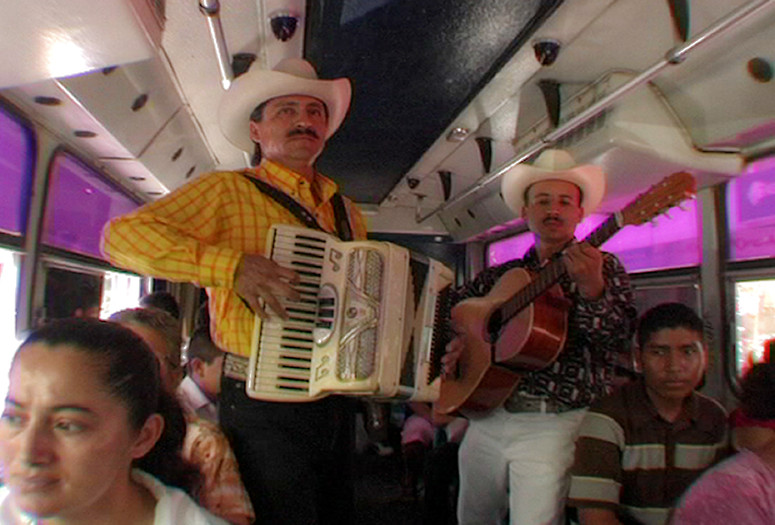 Al otro lado (To the Other Side). 2005. Mexico. Directed by Natalia Almada. Courtesy Icarus Films