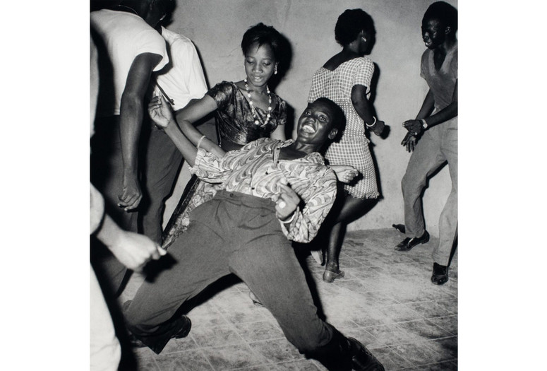 Malick Sidibé. Regardez-moi! (Look at Me!). 1962. Gelatin silver print, printed 2003. The Museum of Modern Art, New York. Gift of Jean Pigozzi. © 2025 Malick Sidibé. Courtesy of the artist and Jack Shainman Gallery, New York