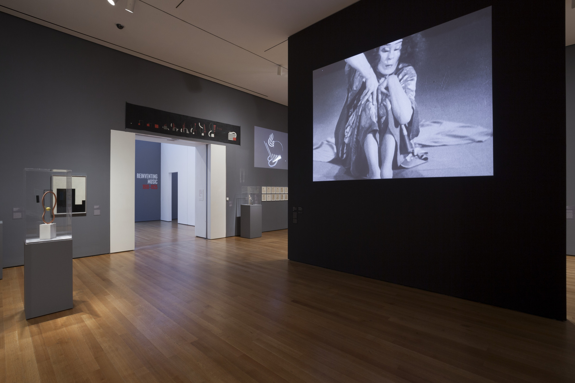 アート・デザイン・音楽 Inventing Abstraction 1910-1925 MoMA Installation view of the exhibition 
