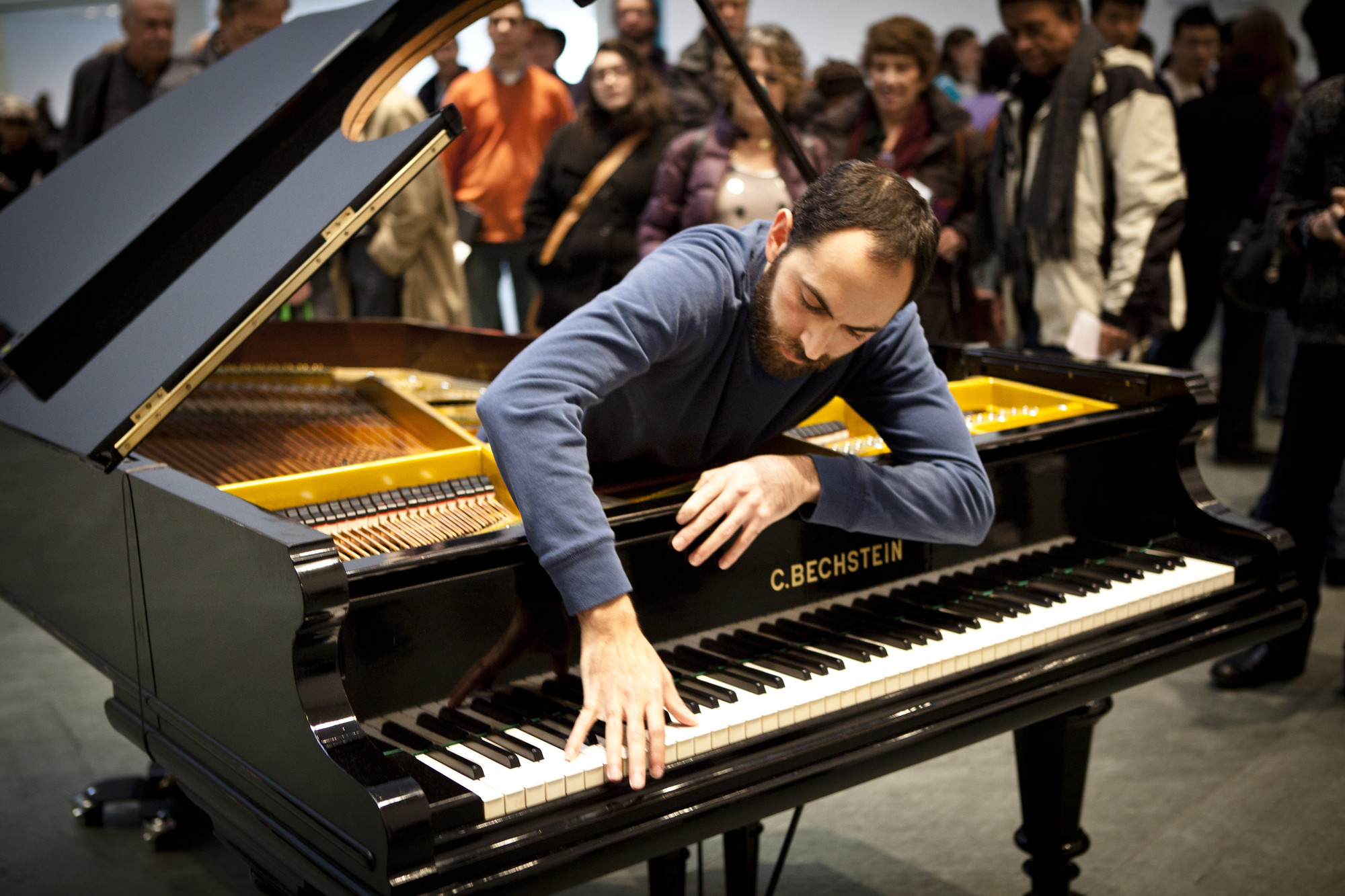 Подготовленное фортепиано. Аллора и Кальсадилья, "stop, Repair, prepare: variations on "Ode to Joy" for a prepared Piano". Перфоманс Аллора и Кальсадилья. "Stop, Repair, prepare: variations on "Ode to Joy" for a prepared Piano" (2008).