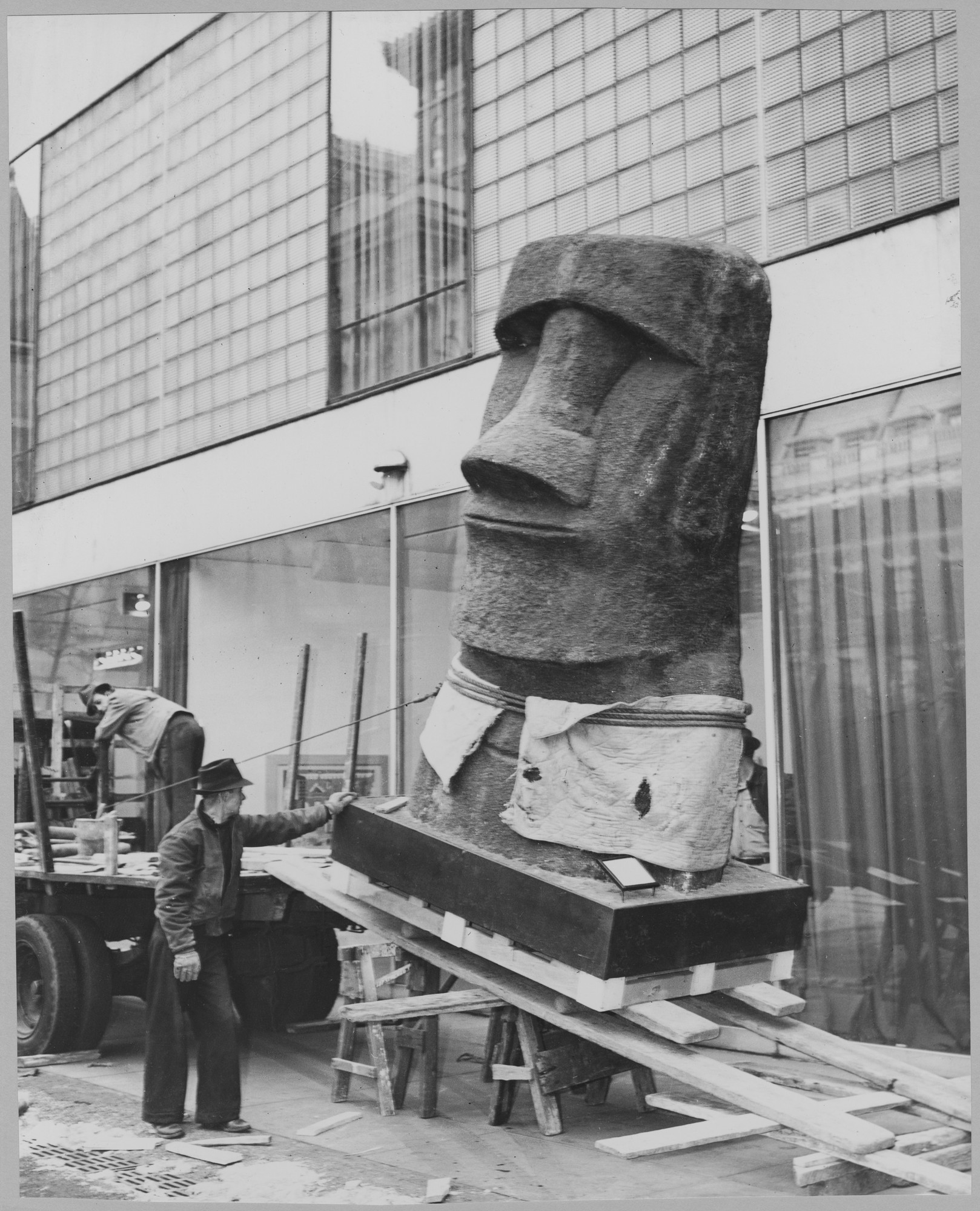 Eenvoud Vliegveld Fabel Delivering ton and half sculpture to the Museum of Modern Art. Replica of  gigantic Easter Island sculptured head 11' by 6' by 4', lent by the museum  of Natural History, New York,"