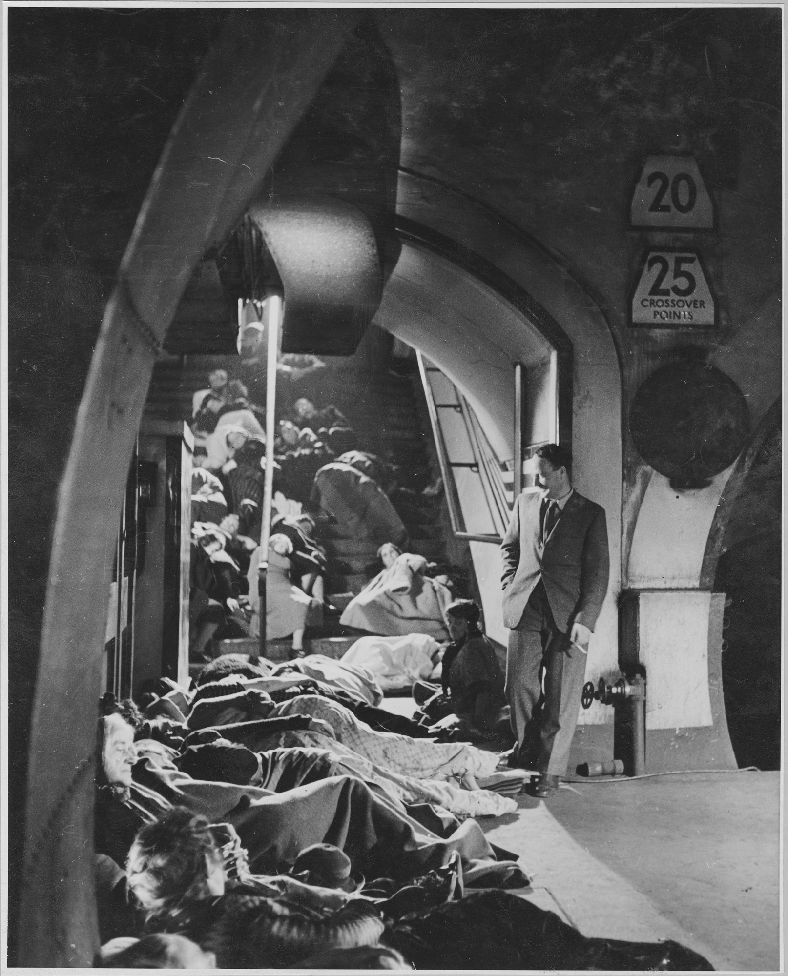 Henry Moore、ヘンリームーア、INTERIOR SCENES Henry Moore – Meet 500 Years of British Art - YouTube