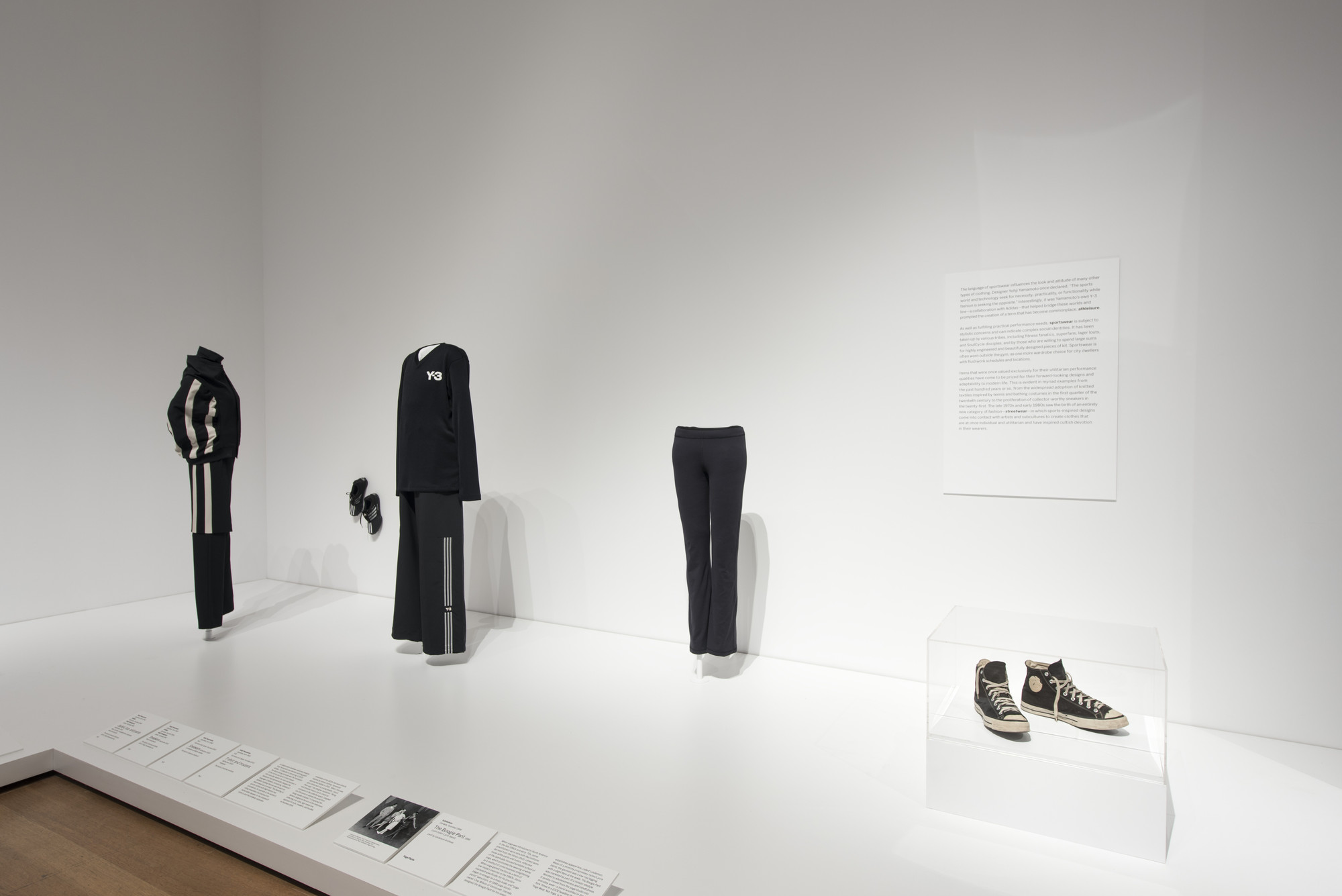 MoMA 本　ITEMS: is fashion modern? Items: Is Fashion Modern? - Hardcover – MoMA Design Store