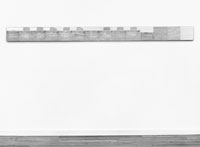 Serie di merli dispositi a intervalli regolari lungo gli spalti di una muraglia (Series of battlements displayed in regular intervals along the ramparts of a wall)