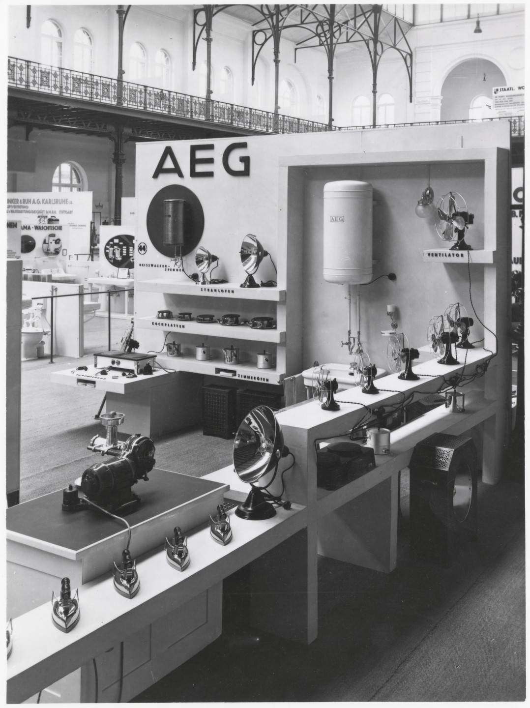 Lilly Reich, Ludwig Mies van der Rohe. Die Wohnung, Weissenhofsiedlung Werkbund Exposition, Stuttgart, Germany (View of the main hall). 1927