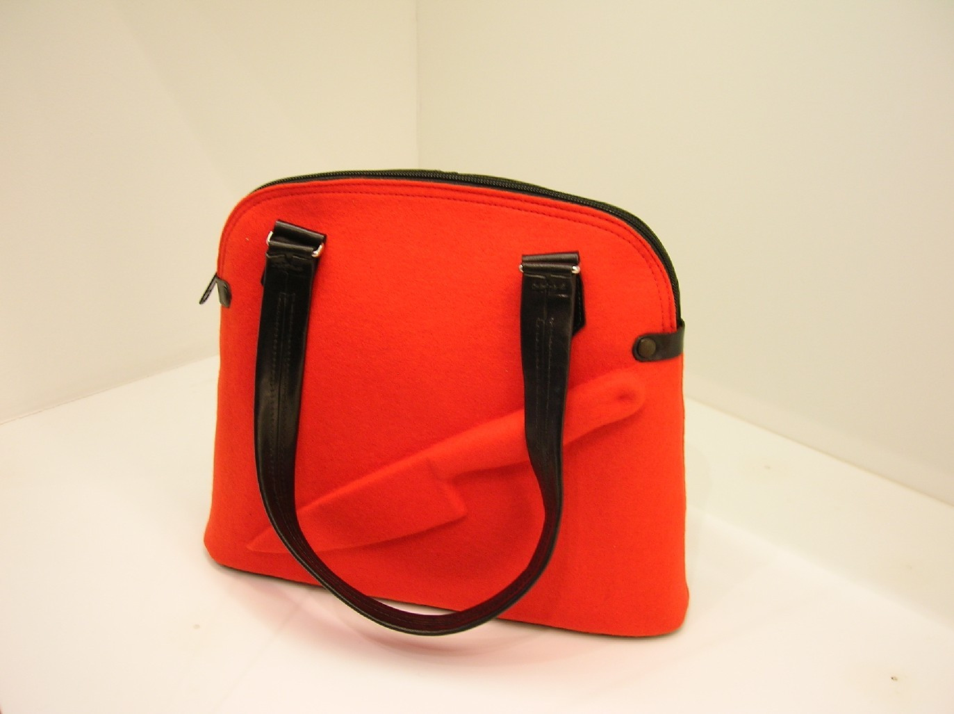 Carolien Vlieger, Hein van Dam. Guardian Angel handbag. 2002