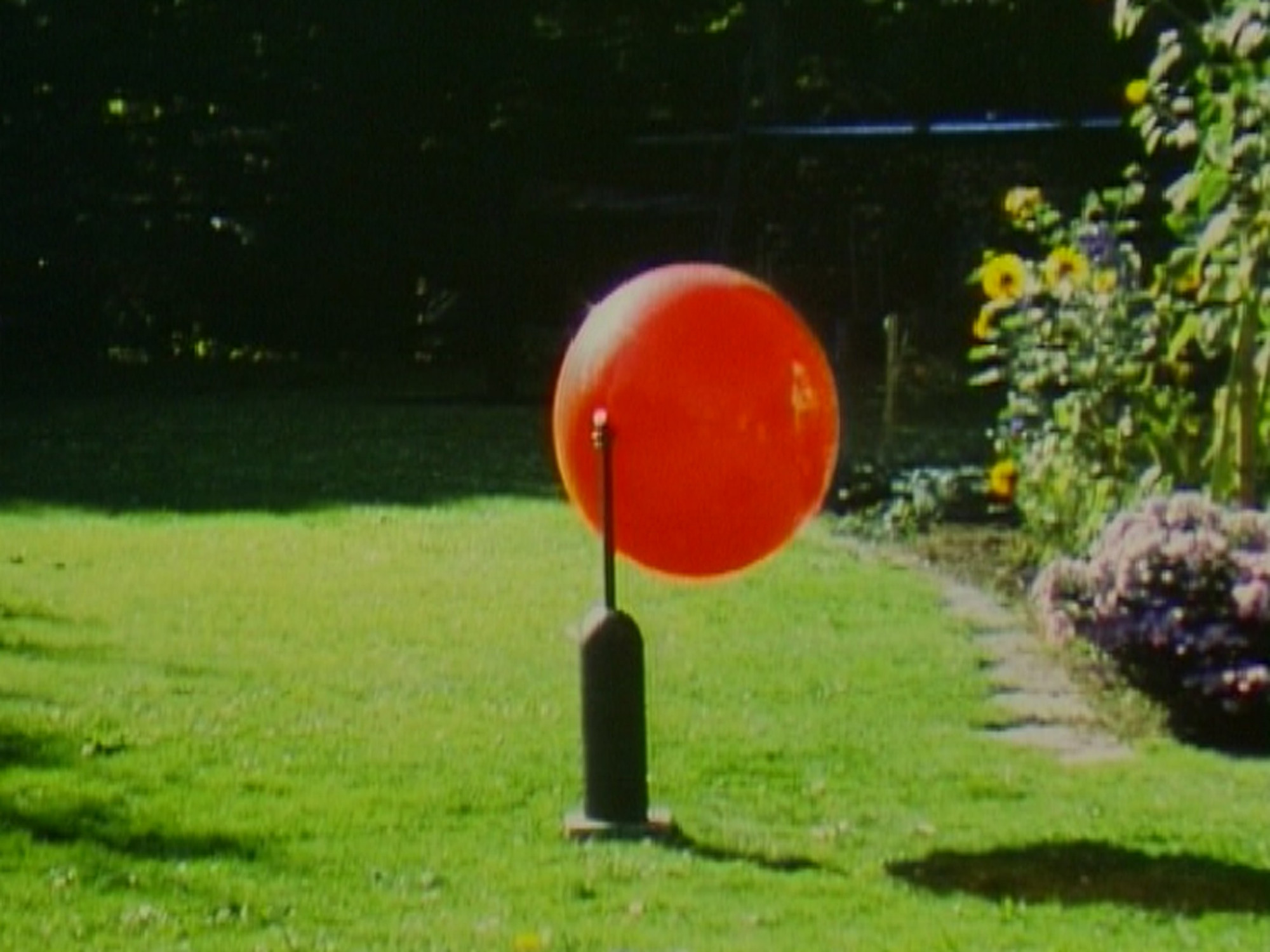 Roman Signer. Red Balloon