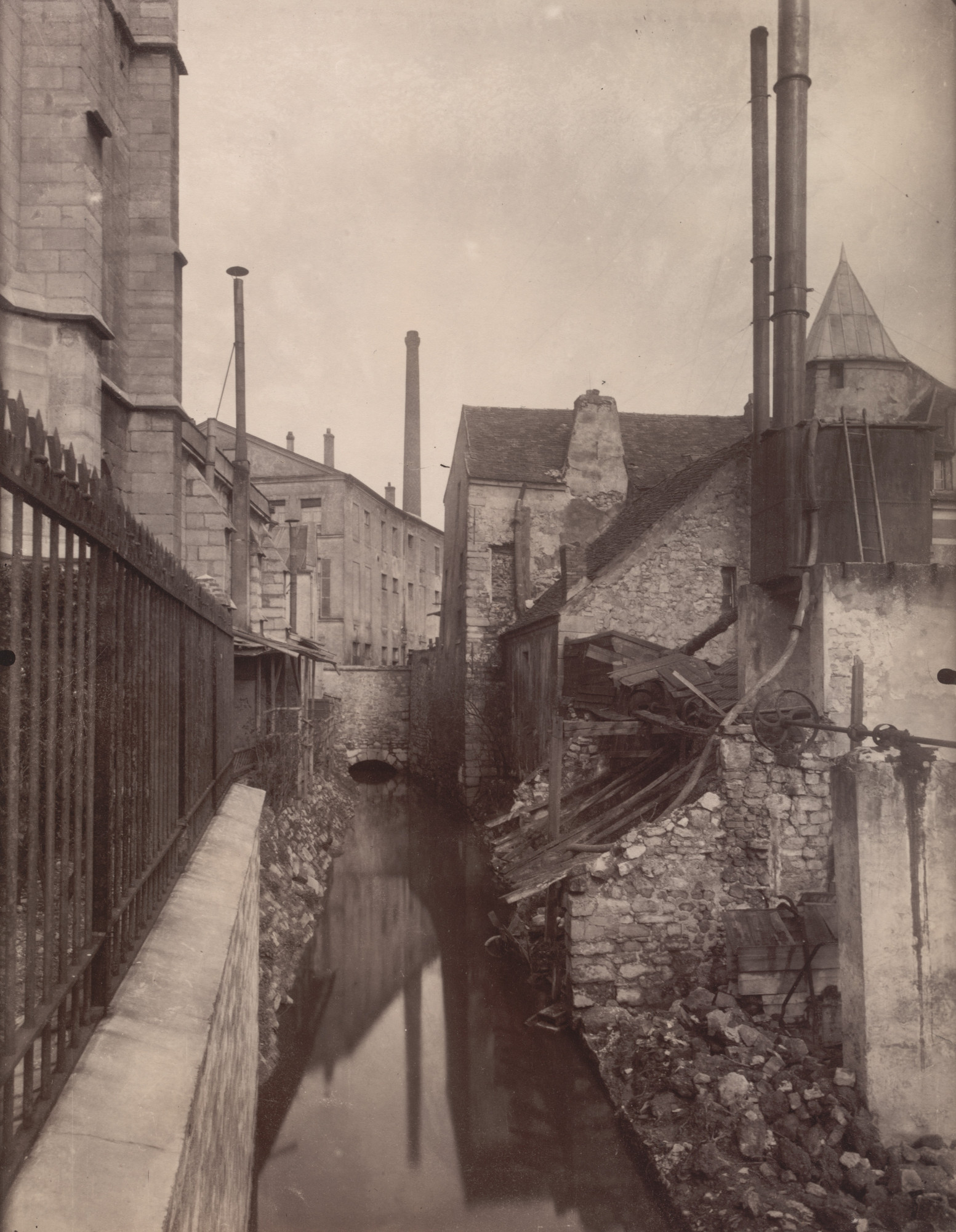 Eugène Atget. La Bièvre, Gentilly