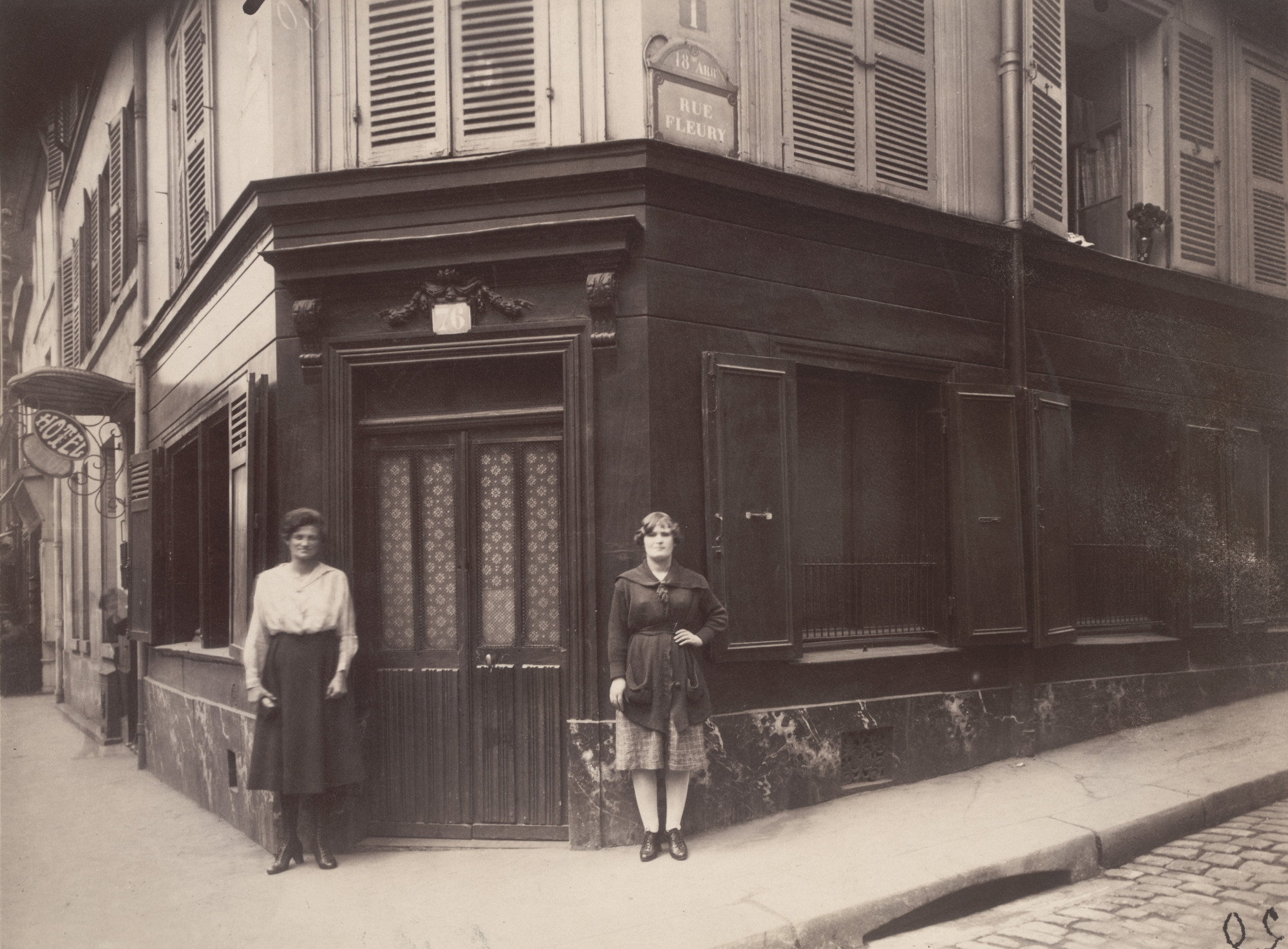 Eugène Atget. Coin, boulevard de la Chapelle et rue Fleury 76, 18e