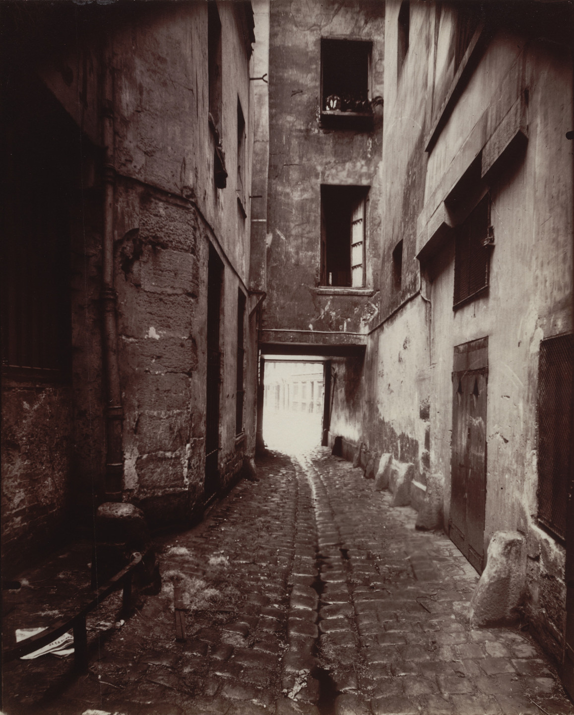 Eugène Atget. 22 rue Quincampoix, cour. 1912