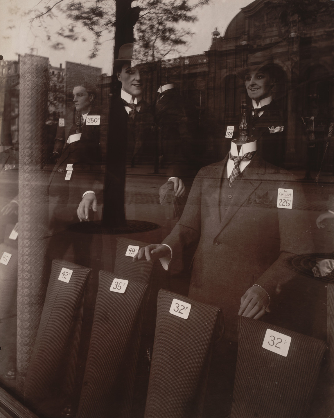 Eugène Atget. Magasin, avenue des Gobelins. 1925