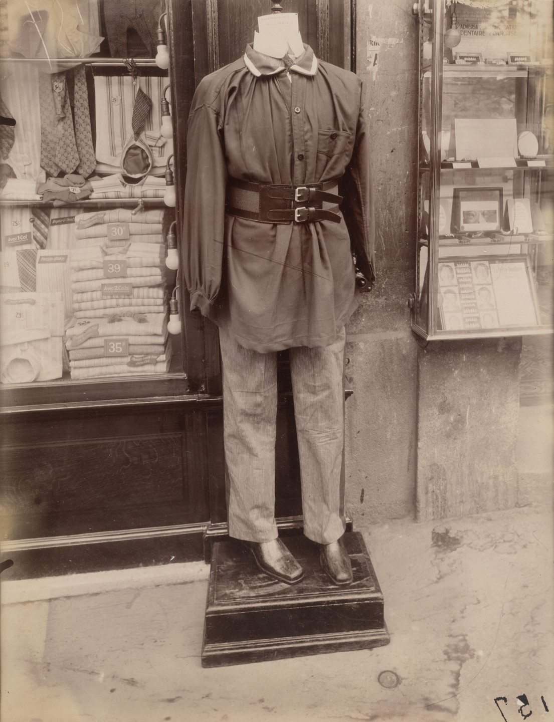 Eugène Atget. Avenue des Gobelins. 1926–27