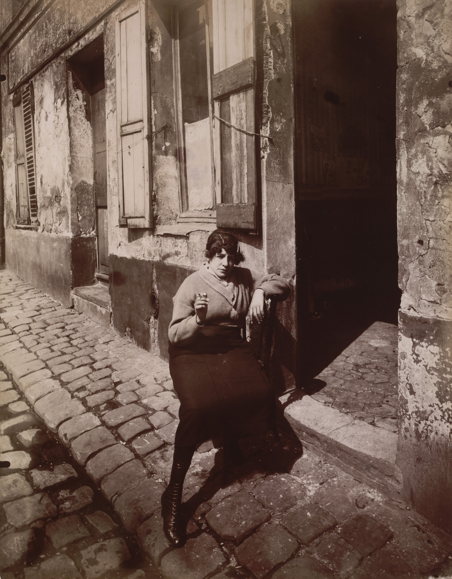 Eugène Atget. La Villette, fille publique faisant le quart, 19e