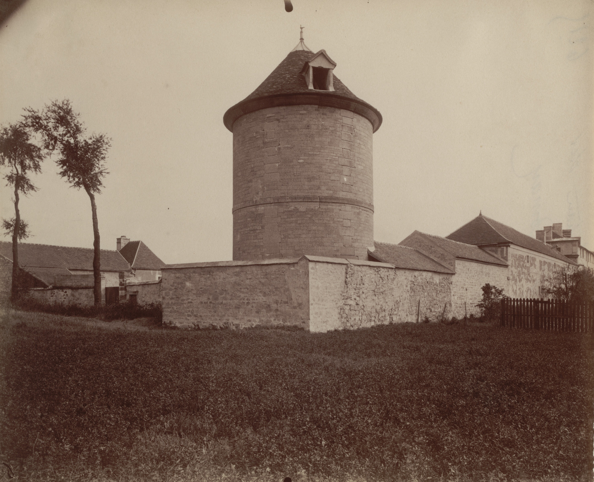 Eugène Atget. Villejuif, ancien château des comtes de Saint-Roman