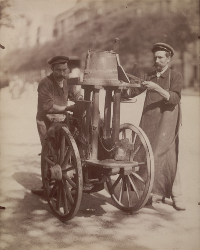Eugène Atget. Rémouleur (Knife or scissor grinder). 1899-1900