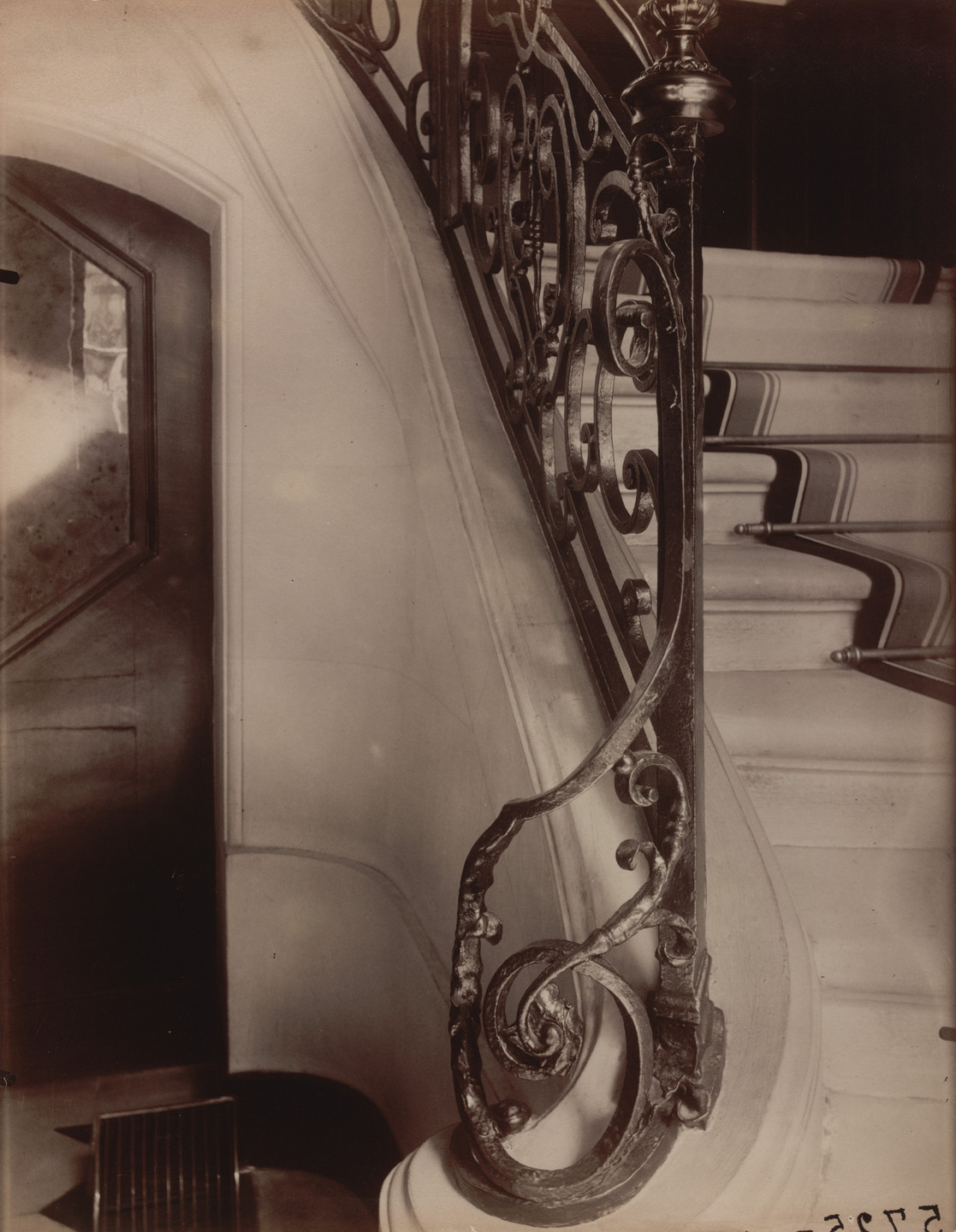 Eugène Atget. Folie Thoinard, 9 rue Coq-Héron. 1909