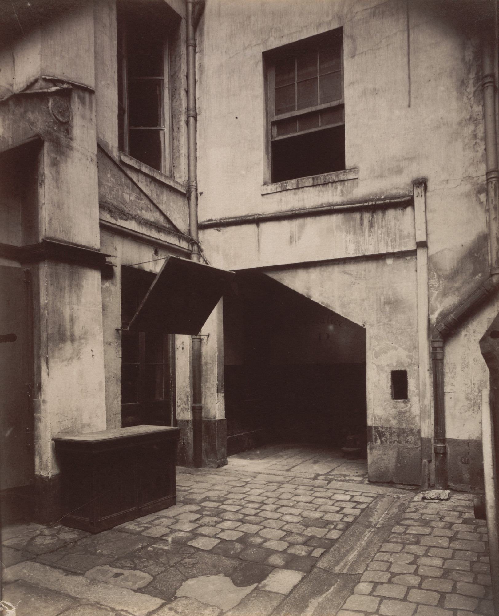 Eugène Atget. Vieille Cour, 22 rue Saint-Sauveur