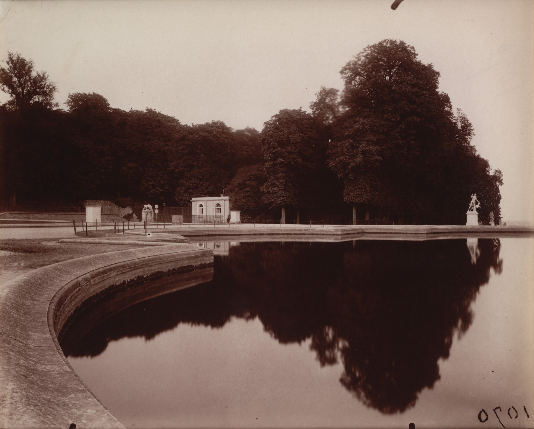 Eugène Atget. Parc de Saint-Cloud. Evening, 7:00, 1921