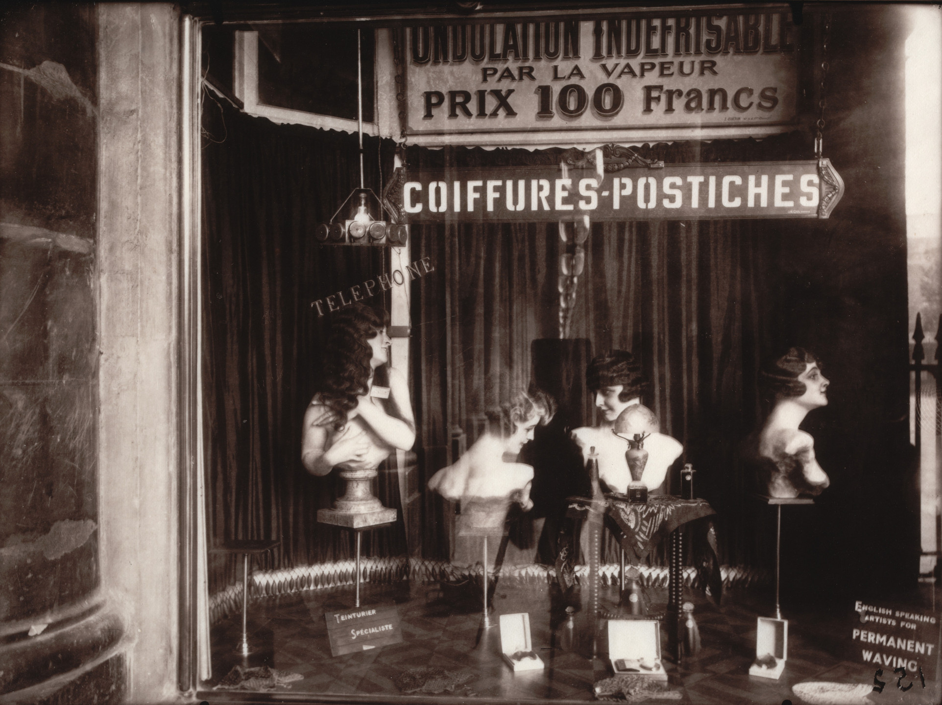 Eugène Atget. Coiffeur, Palais Royal. 1926-27