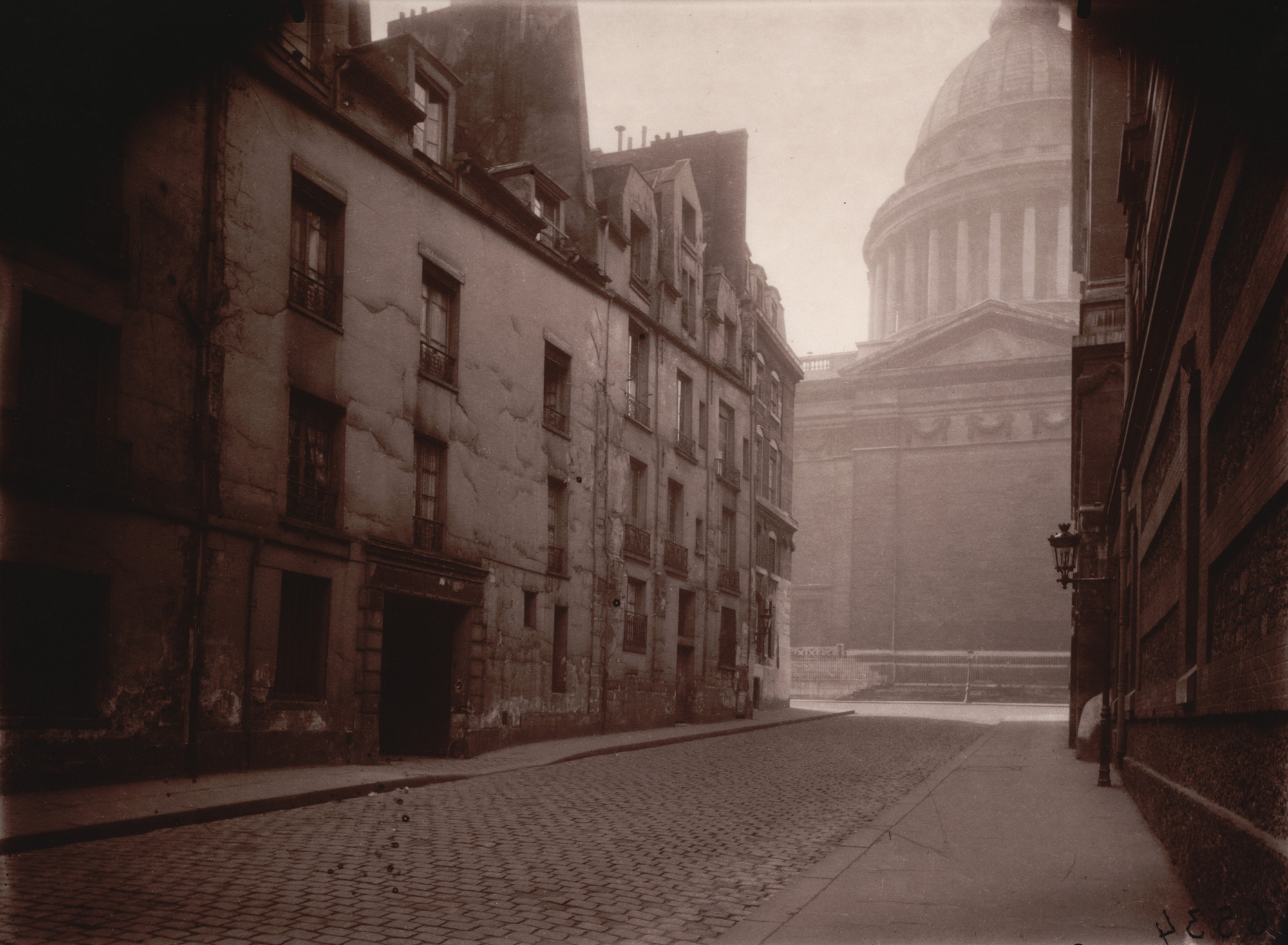 Eugène Atget. Coin de la rue Valette et Panthéon