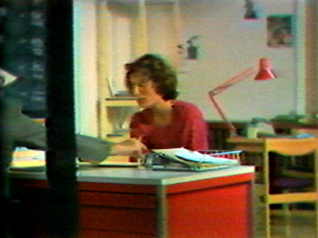 Jean-Luc Godard, Anne-Marie Miéville. Six fois deux/Sur et sous la communication, Part 1A: Y a personne (Nobody's There). 1976