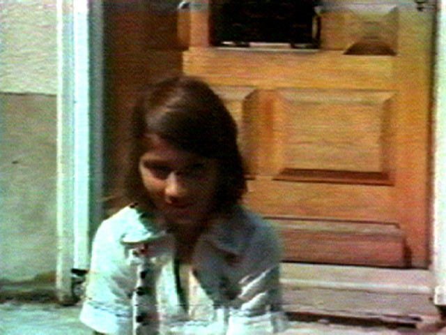 Six fois deux/Sur et sous la communication, Part 4B: Nanas