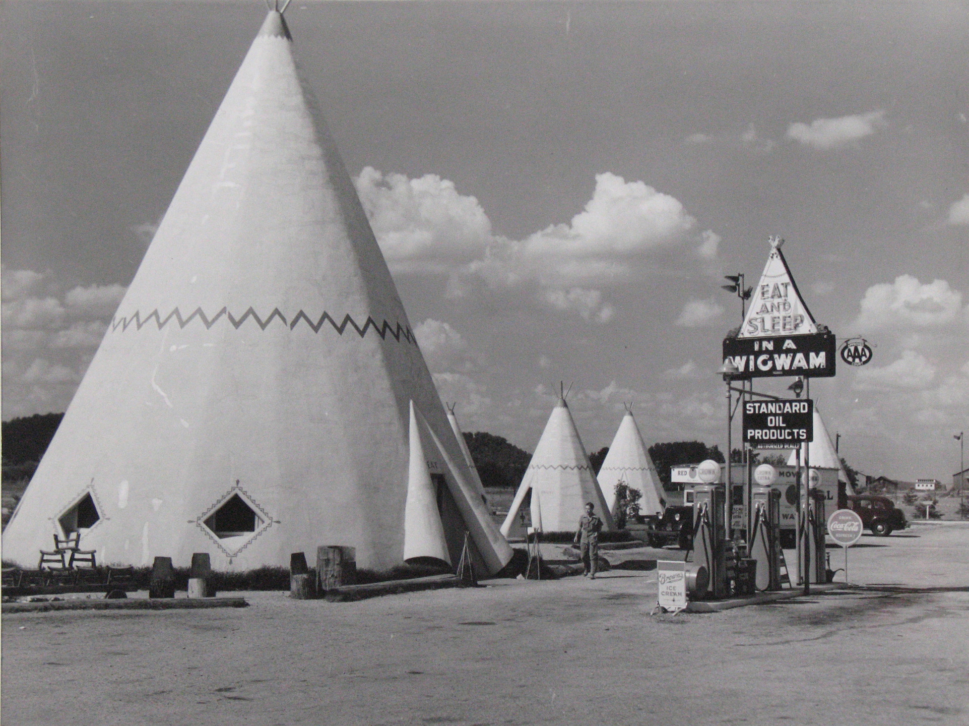 Marion Post Wolcott. Cabins Imitating the Indian Teepee for Tourists Along Highway South of Bardstown, Kentucky. 1940