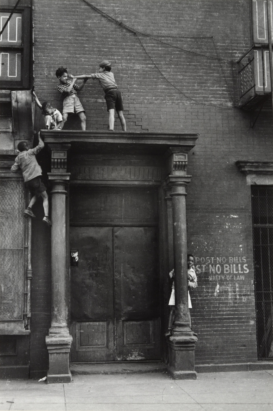 Helen Levitt. New York. 1939
