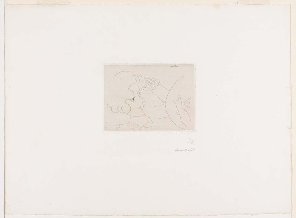 Young Woman with Black Eyes Staring at an Aquarium (Jeune femme aux yeux noirs fixant un aquarium)