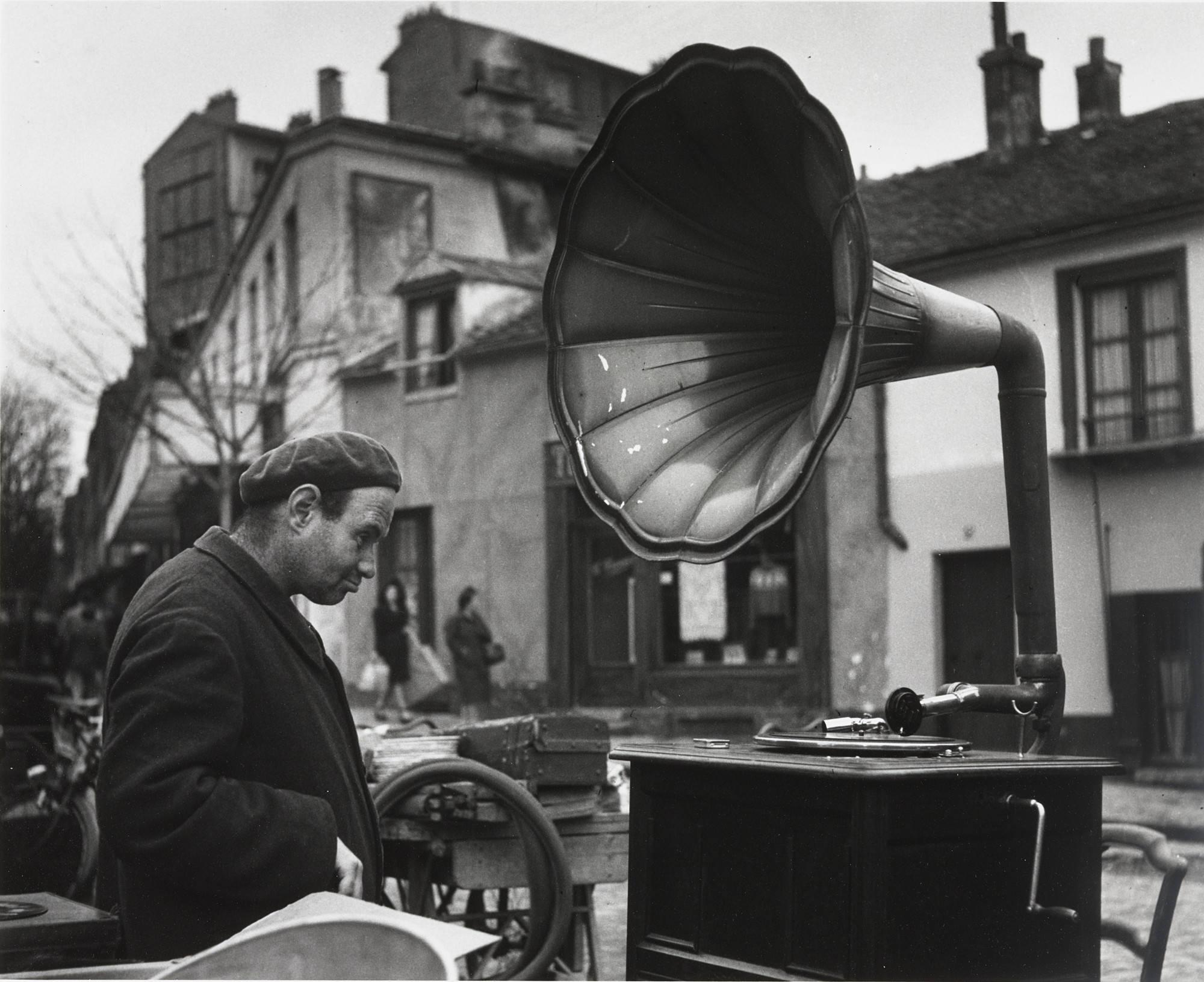 アート・デザイン・音楽 DOISNEAU PARIS Musician in the Rain Robert Doisneau Art Print Paris 1957