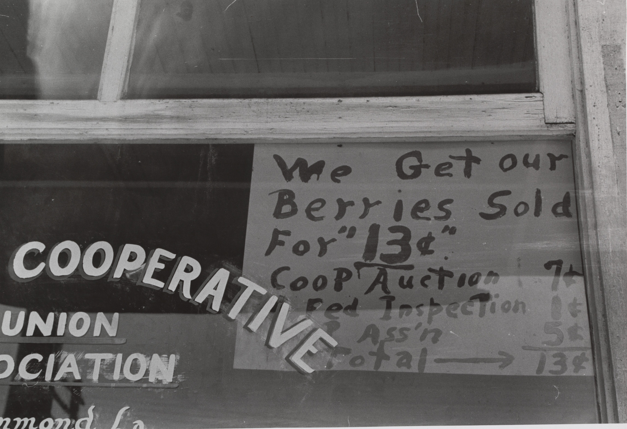 Russell Lee. Sign Showing Commission for Handling Strawberries, Hammond, Louisiana