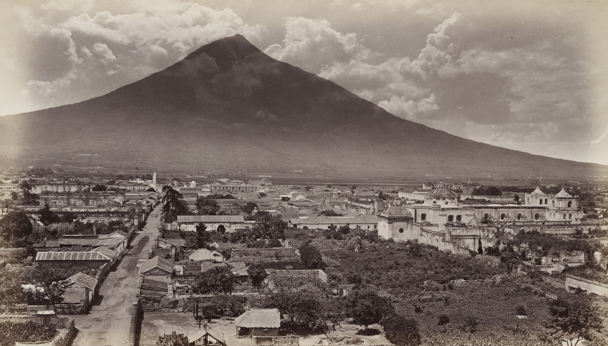 Eadweard J. Muybridge. Volcan of Agua, Antigua de Guatemala