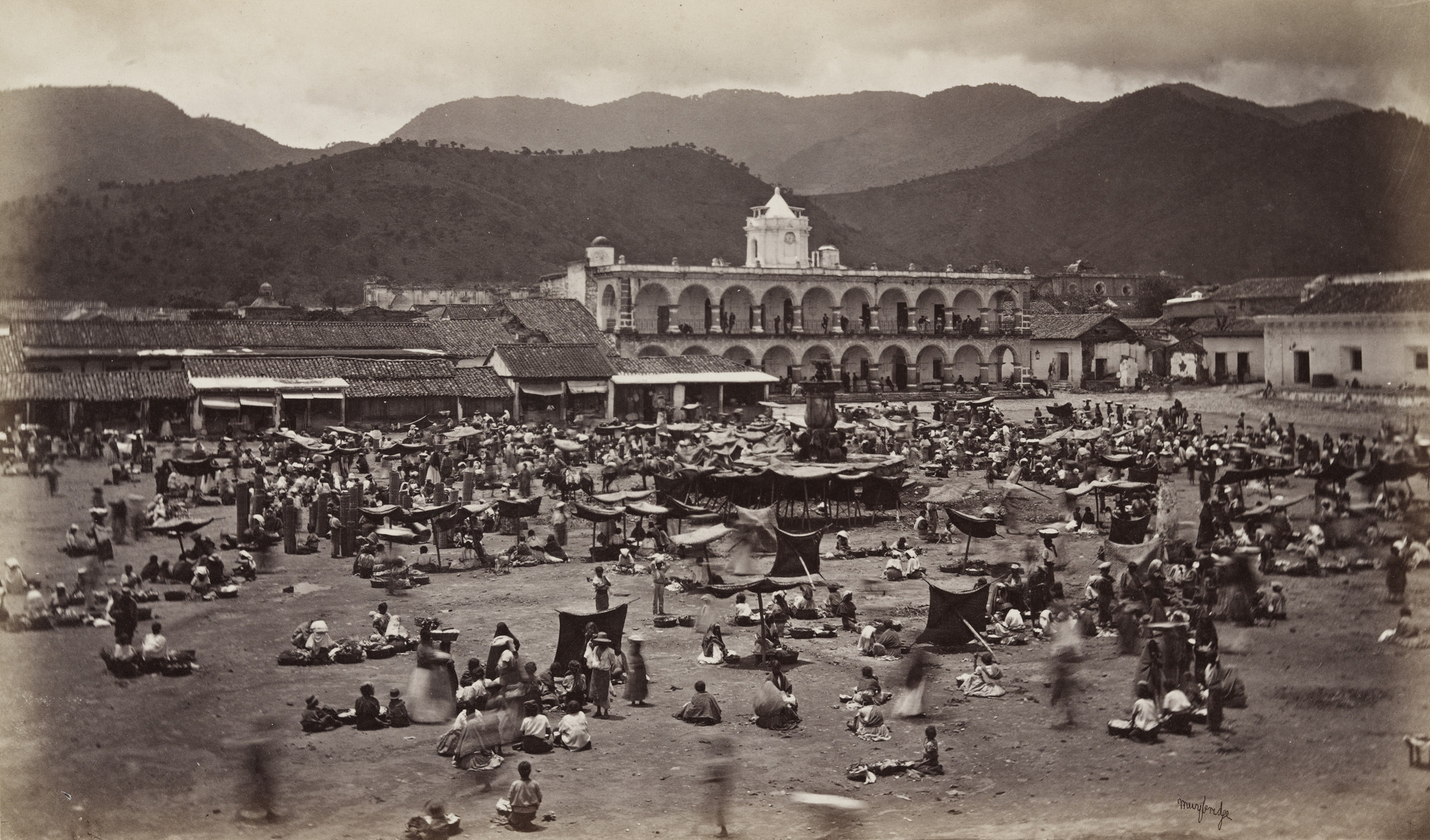 Eadweard J. Muybridge. Plaza, Antigua de Guatemala. 1875