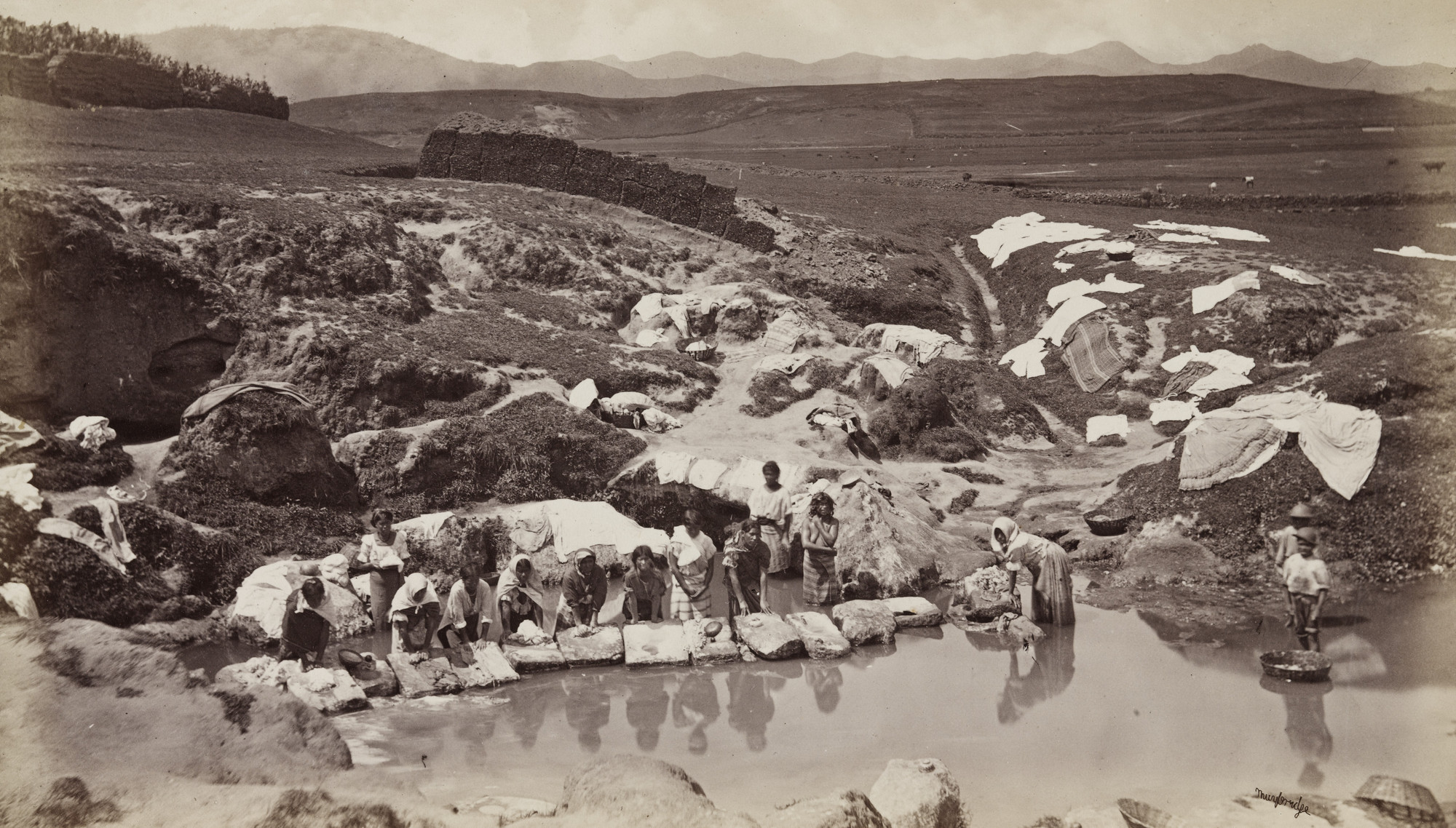 Eadweard J. Muybridge. Laundry, Quezaltenango