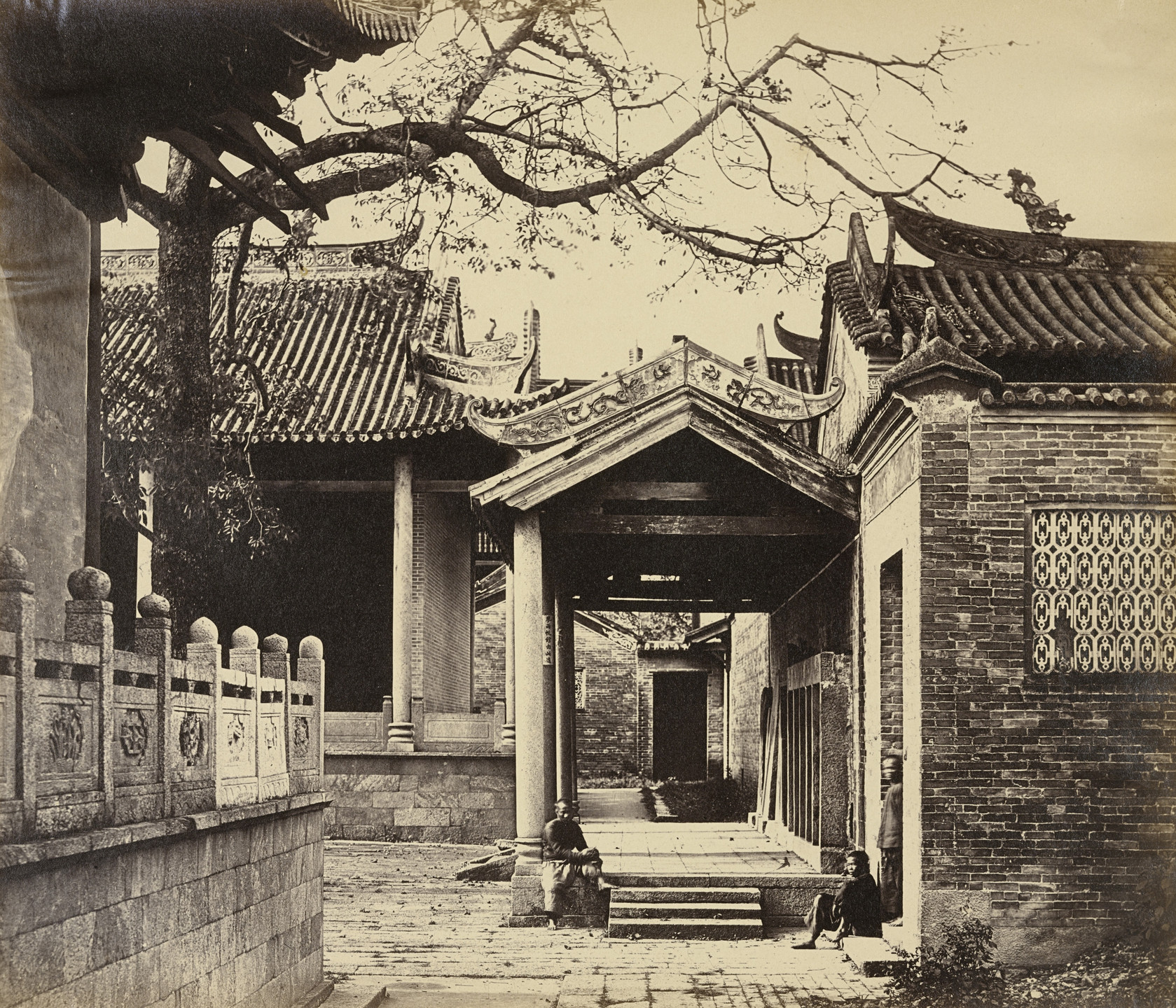 Felice Beato. Nume Hui Kung Temple, Canton. April 1860